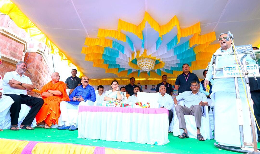 ಬಾಲಚಂದ್ರ ಜಾರಕಿಹೊಳಿ ನಮ್ಮಪರ ; ಸಾಹುಕಾರ್ ನೋಡಿ ಸಿಎಂ ಮುಗುಳುನಗೆ