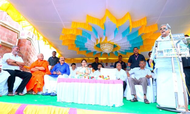 ಬಾಲಚಂದ್ರ ಜಾರಕಿಹೊಳಿ ನಮ್ಮಪರ ; ಸಾಹುಕಾರ್ ನೋಡಿ ಸಿಎಂ ಮುಗುಳುನಗೆ