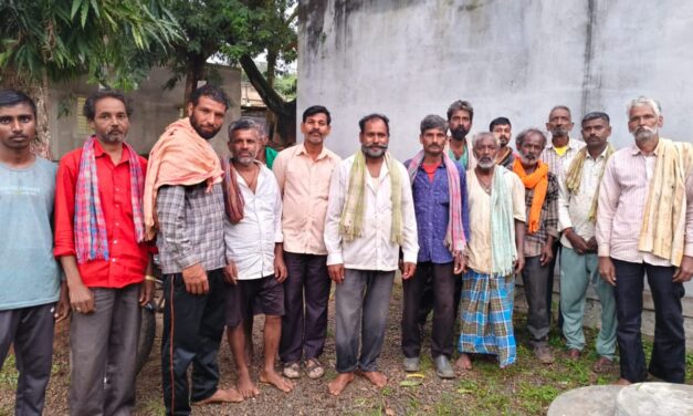 ಎಣ್ಣೆ ಅಂಗಡಿ ಸ್ಥಳಾಂತರ ಮಾಡಬ್ಯಾಡ್ರಿ ; ಕಿತ್ತೂರು ಹುಲಿಗಳ ವಿನೂತನ ಪ್ರತಿಭಟನೆ