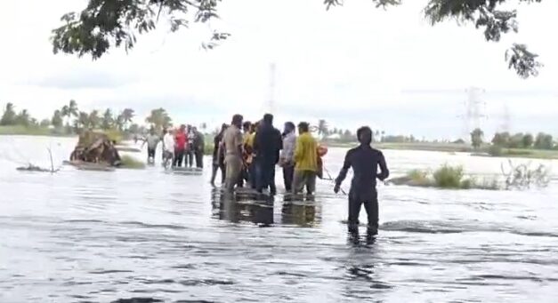 ಕೃಷ್ಣಾ ನದಿ ಪ್ರವಾಹಕ್ಕೆ ಟ್ರ್ಯಾಕ್ಟರ್ ಪಲ್ಟಿ ; ಜನರ ರಕ್ಷಣೆಗೆ ಹರಸಾಹಸ
