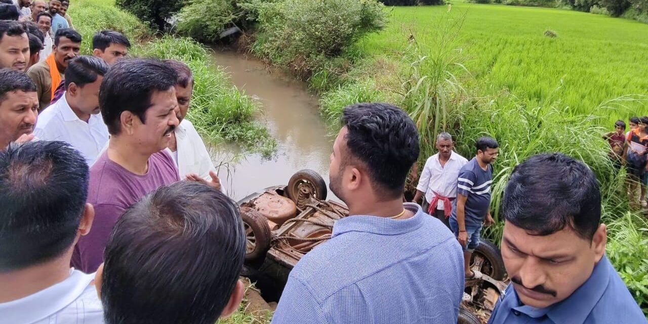 ಹಳ್ಳಕ್ಕೆ ಬಿದ್ದ ಕಾರು ; ಸ್ಥಳಕ್ಕೆ ಧಾವಿಸಿದ ಮೃಣಾಲ್‌ ಹೆಬ್ಬಾಳಕರ್