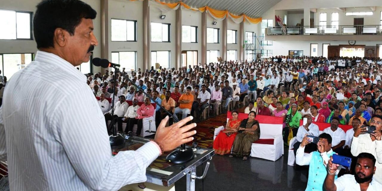 ನಿಮ್ಮ ಹಣಕ್ಕೆ ನಾನು ಜವಾಬ್ದಾರಿ ; ಜನರ ಬೆನ್ನಿಗೆ ನಿಂತ ಸಾಹುಕಾರ