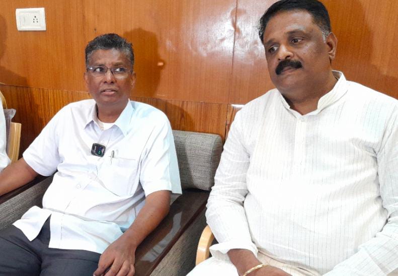 ಗಜಾನನ ಮಂಗಸೂಳಿಗೆ ರಾಜಕೀಯ ಅವಕಾಶ ; ಅಥಣಿ ಮೂಲ‌ ಕಾಂಗ್ರೆಸ್ಸಿಗರ ಬೆನ್ನಿಗೆ ನಿಂತ ಸಾಹುಕಾರ್