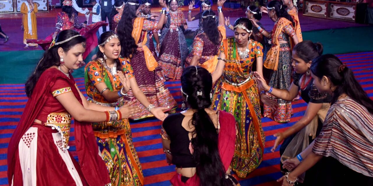 ಗೋಕಾಕ್ : ನವರಾತ್ರಿಯ ದಾಂಡಿಯಾ ಮೆರಗು