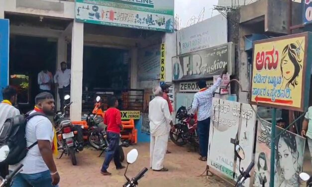 ಹುಕ್ಕೇರಿ : ಪರಭಾಷಾ ಫಲಕ ಕಿತ್ತೆಸೆದ ಕರವೇ…!