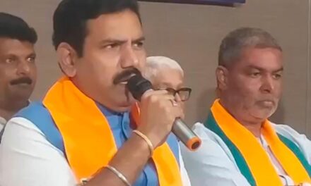 ಬಾಲಚಂದ್ರ ಪಕ್ಕದಲ್ಲೇ ಕುಳಿತು ಜಾರಕಿಹೊಳಿ ಸಹೋದರರ ಬಗ್ಗೆ ಏನಂದ್ರು ವಿಜಯೇಂದ್ರ…?