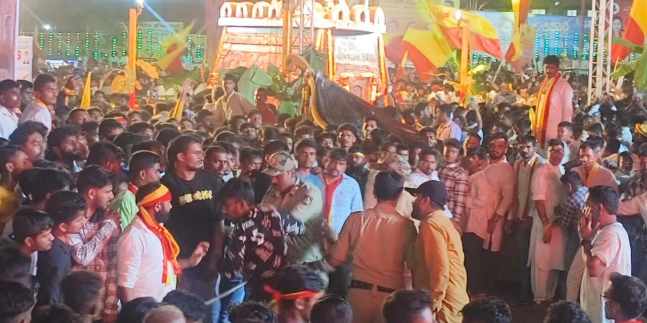 Video : ಚನ್ನಮ್ಮ ವೃತ್ತದಲ್ಲಿ ಹೊಡೆದಾಡಿಕೊಂಡ ಪುಂಡರಿಗೆ ಪೊಲೀಸರಿಂದ ಲಾಠಿ ರುಚಿ