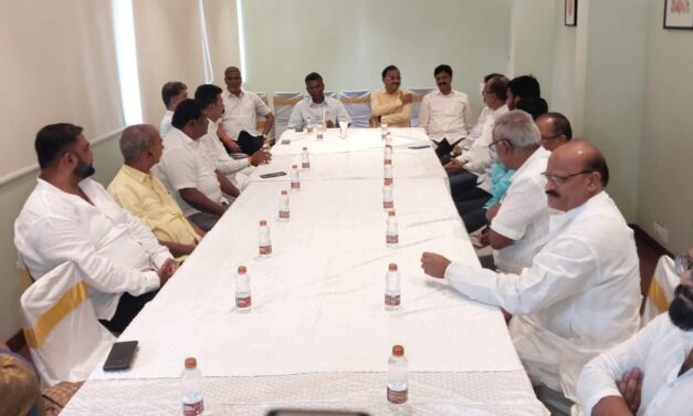 ಲಕ್ಷ್ಮಣ ಸವದಿ ಹೊರಗಿಟ್ಟು ಮಹತ್ವದ ಸಭೆ ; ಒಂದೇ ವೇದಿಕೆಯಲ್ಲಿ ಜಾರಕಿಹೊಳಿ ಸಹೋದರರು