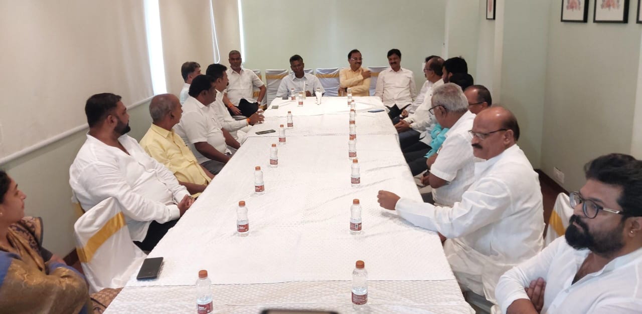 ಲಕ್ಷ್ಮಣ ಸವದಿ ಹೊರಗಿಟ್ಟು ಮಹತ್ವದ ಸಭೆ ; ಒಂದೇ ವೇದಿಕೆಯಲ್ಲಿ ಜಾರಕಿಹೊಳಿ ಸಹೋದರರು