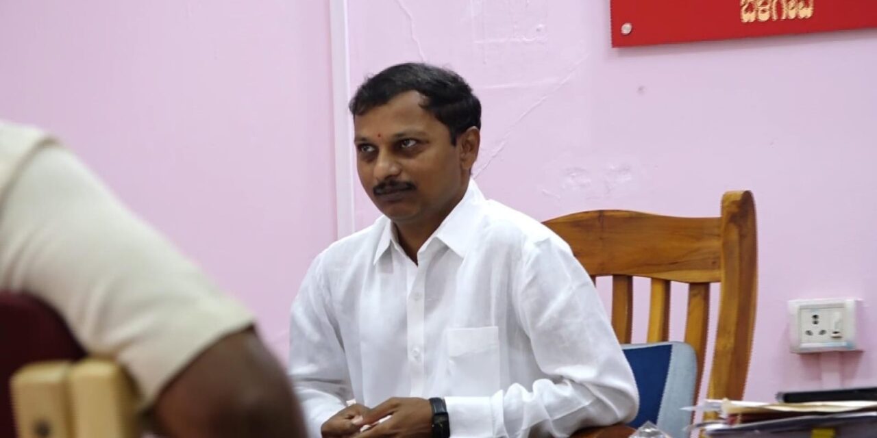 ನೌಕರ ಆತ್ಮಹತ್ಯೆ ಪ್ರಕರಣ ; ತಲೆಮರಿಸಿಕೊಂಡಿದ್ದ ತಹಶೀಲ್ದಾರ ಪ್ರತ್ಯಕ್ಷ