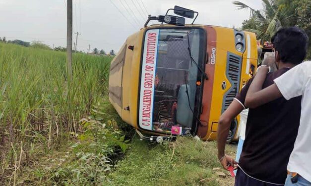 30 ವಿದ್ಯಾರ್ಥಿಗಳಿದ್ದ ಶಾಲಾ ಬಸ್ ಪಲ್ಟಿ ; ತಪ್ಪಿದ ದೊಡ್ಡ ದುರಂತ