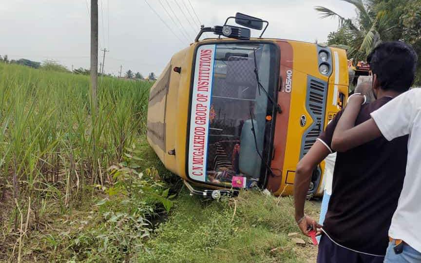 30 ವಿದ್ಯಾರ್ಥಿಗಳಿದ್ದ ಶಾಲಾ ಬಸ್ ಪಲ್ಟಿ ; ತಪ್ಪಿದ ದೊಡ್ಡ ದುರಂತ