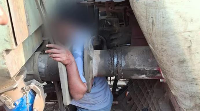 ರೈಲ್ವೆ ಇಂಜಿನ್ – ಕೋಚ್ ಮಧ್ಯೆ ಸಿಲುಕಿ ಅಪ್ಪಚ್ಚಿಯಾದ ಉದ್ಯೋಗಿ