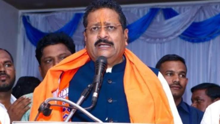 ದೇವಸ್ಥಾನ ಕಾರ್ಯಕ್ರಮದಲ್ಲಿ ಯತ್ನಾಳ್ ವಕ್ಫ್ ಭಾಷಣ ; ಜನರ ಸಿಟ್ಟಿಗೆ ಕಾರ್ಯಕ್ರಮ ಬಿಟ್ಟು ಹೊರನಡೆದ ಗೌಡ್ರು