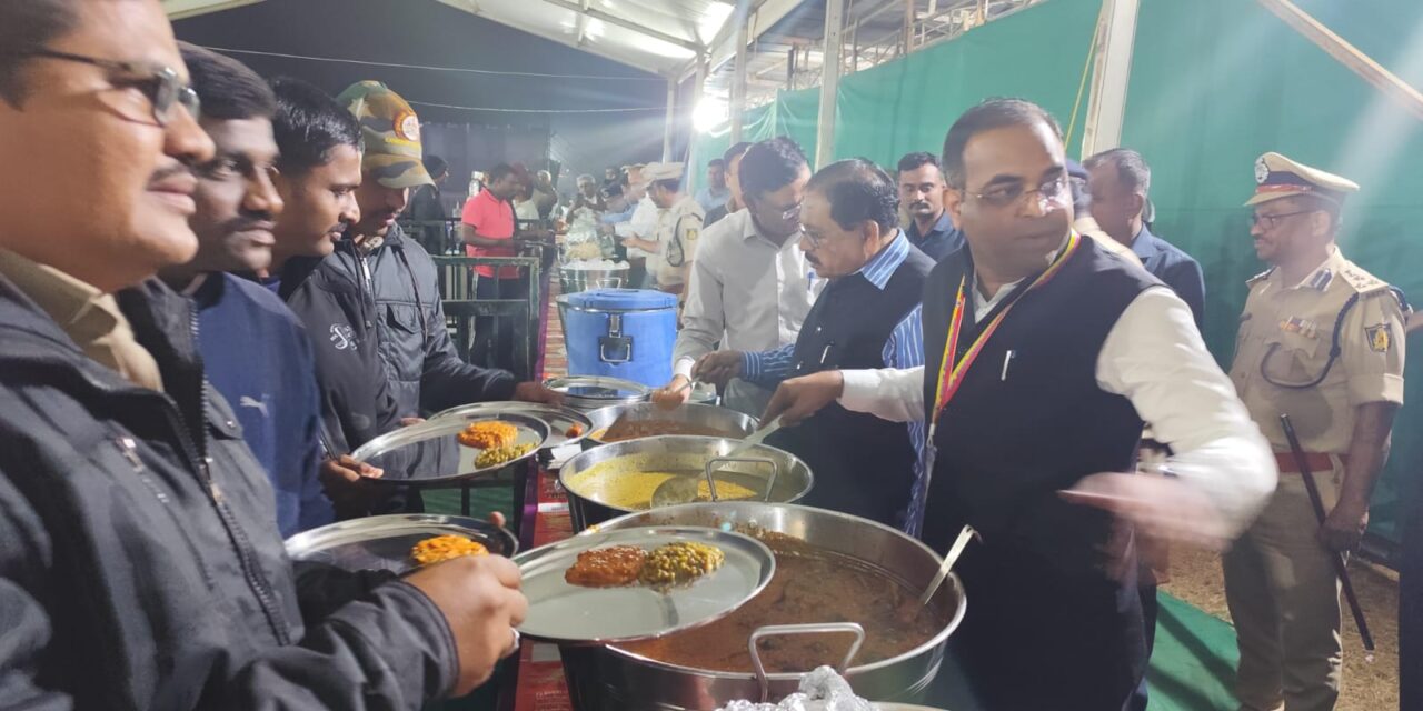 ಪೊಲೀಸರಿಗೆ ಊಟ ಬಡಿಸಿದ ಗೃಹ ಸಚಿವರು ; ಐಪಿಎಸ್ ಅಧಿಕಾರಿ ಸಂಜೀವ್ ಪಾಟೀಲ್ ಸಾಥ್