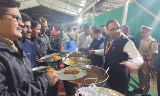 ಪೊಲೀಸರಿಗೆ ಊಟ ಬಡಿಸಿದ ಗೃಹ ಸಚಿವರು ; ಐಪಿಎಸ್ ಅಧಿಕಾರಿ ಸಂಜೀವ್ ಪಾಟೀಲ್ ಸಾಥ್