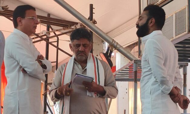 ಶರ್ಟ್ ಬಟನ್ ಹಾಕು ; ನಲಪಾಡ್ ಗೆ ಸುರ್ಜೆವಾಲಾ ಶಿಸ್ತಿನ ಪಾಠ