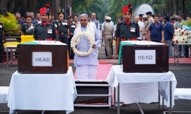 ಬೆಳಗಾವಿ : ಹುತಾತ್ಮ ಯೋಧರ ಪಾರ್ಥಿವ ಶರೀರಕ್ಕೆ ಸಿಎಂ ಗೌರವ ನಮನ