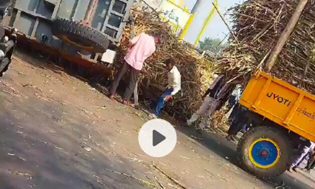 ಹಾರೂಗೇರಿ : ಕಬ್ಬು ತುಂಬಿದ ಟ್ರ್ಯಾಕ್ಟರ್ ಪಲ್ಟಿ ; ಭಯಾನಕ ದೃಶ್ಯ ಸಿಸಿ ಟಿವಿಯಲ್ಲಿ ಸೆರೆ