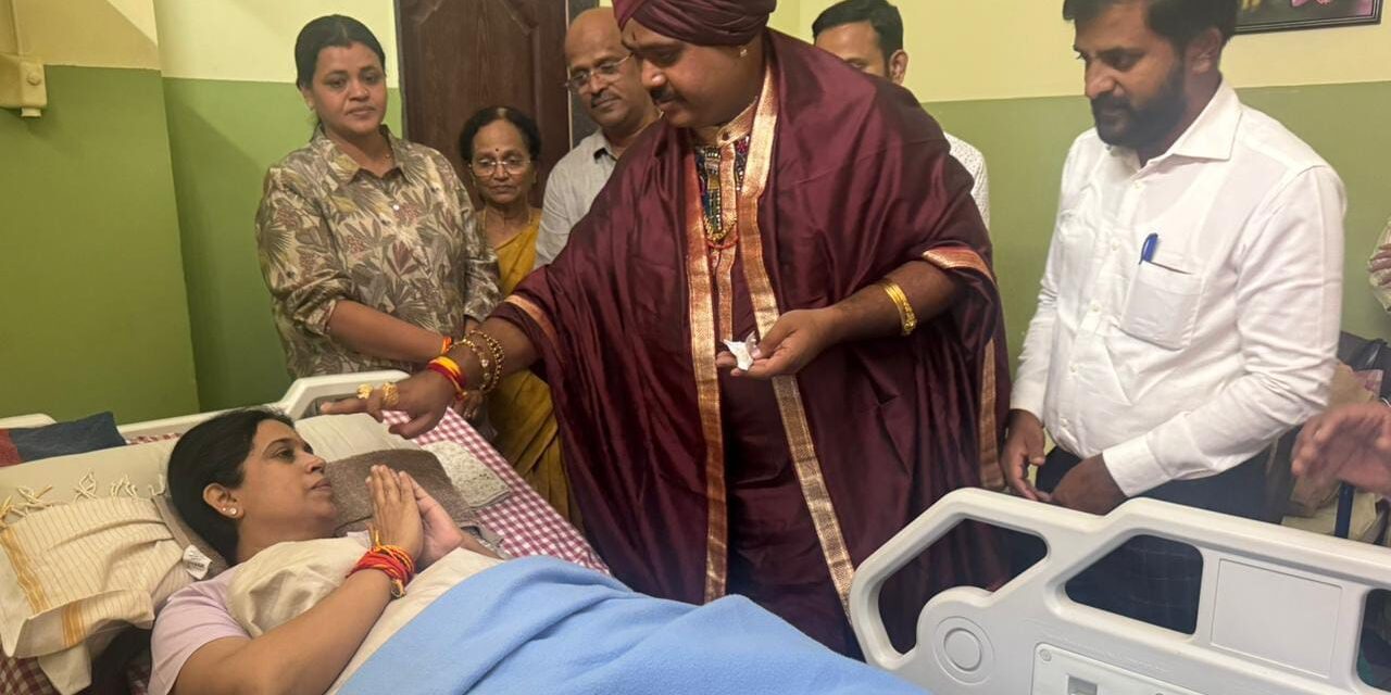 ಸಚಿವೆ ಲಕ್ಷ್ಮೀ ಹೆಬ್ಬಾಳಕರ್ ಆರೋಗ್ಯ ವಿಚಾರಿಸಿದ ಮುಗಳಖೋಡ ಶ್ರೀ