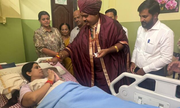 ಸಚಿವೆ ಲಕ್ಷ್ಮೀ ಹೆಬ್ಬಾಳಕರ್ ಆರೋಗ್ಯ ವಿಚಾರಿಸಿದ ಮುಗಳಖೋಡ ಶ್ರೀ