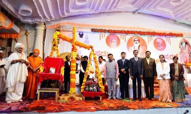 ತುಲಾಭಾರದ ಮೂಲಕ ಸಂವಿಧಾನ ಪೀಠಿಕೆಗೆ ಗೌರವ ನಮನ