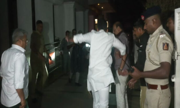 ಕಾರು ಹತ್ತುವಾಗ ಎಡವಿದ ಡಿಸಿಎಂ ಡಿಕೆಶಿ