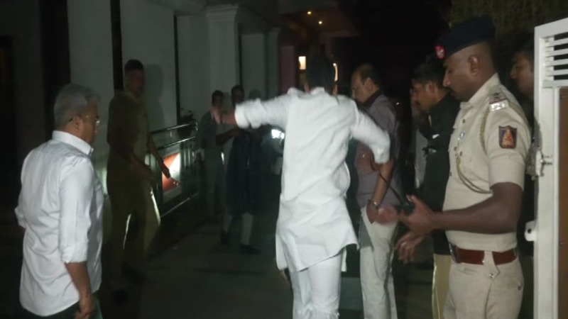 ಕಾರು ಹತ್ತುವಾಗ ಎಡವಿದ ಡಿಸಿಎಂ ಡಿಕೆಶಿ