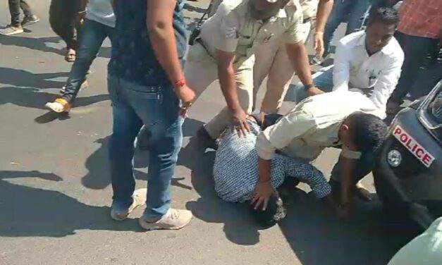 ಅಥಣಿ : ನಡು ರಸ್ತೆಯಲ್ಲಿ ಪೊಲೀಸರಿಂದ ಯೋಧನ ಮೇಲೆ ಹಲ್ಲೆ ; ಕ್ಷಮೆಯಾಚನೆ…!