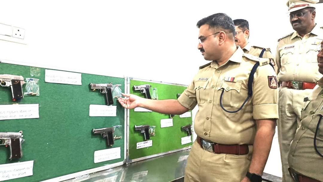 ಅಕ್ರಮಗಳ ವಿರುದ್ಧ ವಿಜಯಪುರ ಎಸ್ಪಿ ಸಮರ ; 10 ಕಂಟ್ರಿ ಪಿಸ್ತೂಲ್ ವಶ