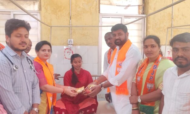 ಮಾಜಿ ಸಿಎಂ ಯಡಿಯೂರಪ್ಪ ಹುಟ್ಟುಹಬ್ಬ ; ರೋಗಿಗಳಿಗೆ ಹಣ್ಣು ವಿತರಣೆ