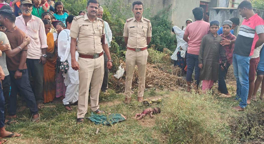 ನವಜಾತ ಶಿಶು ಎಸೆದ ದುರುಳರು ; ಚನ್ನಮ್ಮನ‌ ನಾಡಿನಲ್ಲಿ ಅಮಾನವೀಯ ಘಟನೆ