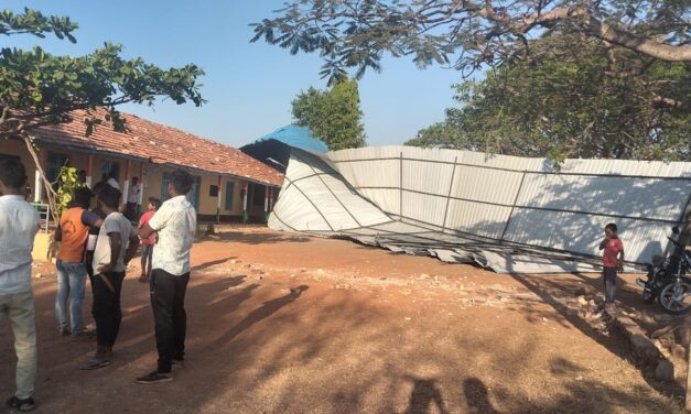 ಯರಗಟ್ಟಿ – ಹಾಕಿದ್ದ ವಾರದಲ್ಲೇ ಹಾರಿಹೊಯ್ತು ಶಾಲೆ ಮೇಲ್ಚಾವಣಿ ; ಮಕ್ಕಳು ಬಚಾವ್