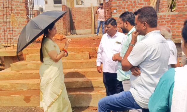 ಶಂಕುಸ್ಥಾಪನೆ ಅಷ್ಟೇ ಅಲ್ಲ, ಪ್ರಗತಿ ಪರಿಶೀಲನೆಗೂ ಸ್ವತಃ ಫೀಲ್ಡಿಗಿಳಿದ ಸಚಿವೆ ಲಕ್ಷ್ಮೀ ಹೆಬ್ಬಾಳಕರ್