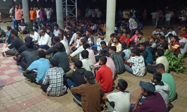 ತಡರಾತ್ರಿ ಠಾಣೆಗೆ ಬಂದ ಭಜರಂಗದಳ ಕಾರ್ಯಕರ್ತರ ಪ್ರತಿಭಟನೆ ‌