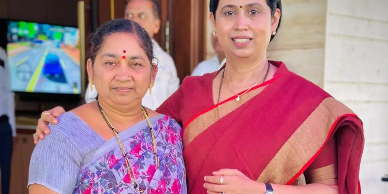 ಸಚಿವರ ಬಾಲ್ಯ ಸ್ನೇಹಿತೆ ಇಂದು ಅಂಗನವಾಡಿ ಕಾರ್ಯಕರ್ತೆ ;ಜೊತೆಗೂಡಿ ಊಟ ಸವಿದ ಸ್ನೇಹಿತೆಯರು…!
