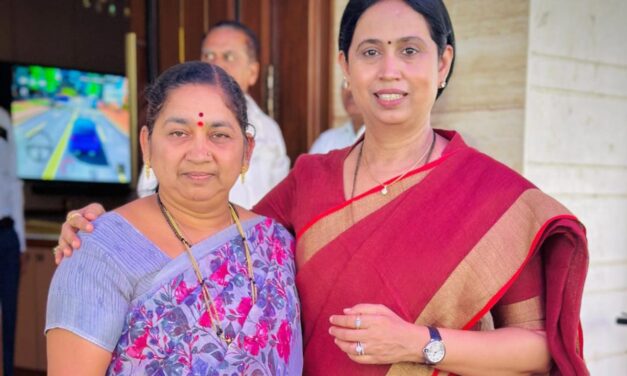 ಸಚಿವರ ಬಾಲ್ಯ ಸ್ನೇಹಿತೆ ಇಂದು ಅಂಗನವಾಡಿ ಕಾರ್ಯಕರ್ತೆ ;ಜೊತೆಗೂಡಿ ಊಟ ಸವಿದ ಸ್ನೇಹಿತೆಯರು…!