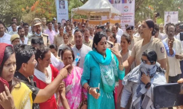 ಕಾಂಗ್ರೆಸ್ ಸಮಾವೇಶದಲ್ಲಿ ಪ್ರತಿಭಟನೆ ; ಜೈಲು ಸೇರುತ್ತಾರಾ ಬಿಜೆಪಿ ಮಹಿಳಾ ಕಾರ್ಯಕರ್ತೆಯರು