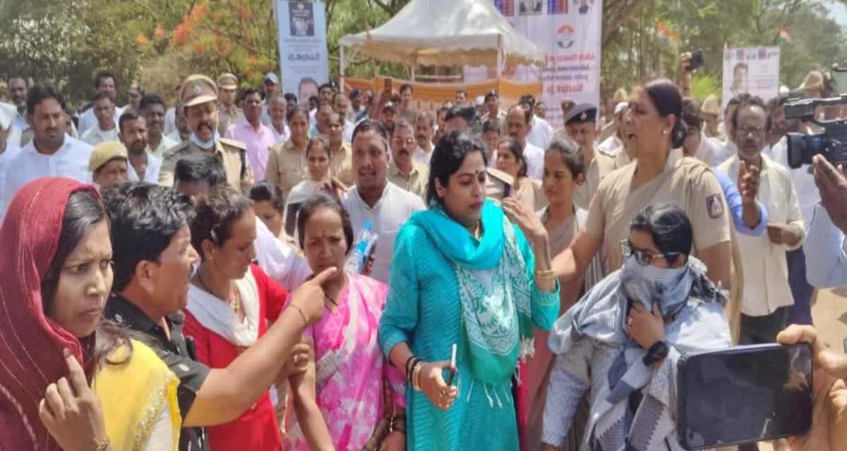ಕಾಂಗ್ರೆಸ್ ಸಮಾವೇಶದಲ್ಲಿ ಪ್ರತಿಭಟನೆ ; ಜೈಲು ಸೇರುತ್ತಾರಾ ಬಿಜೆಪಿ ಮಹಿಳಾ ಕಾರ್ಯಕರ್ತೆಯರು