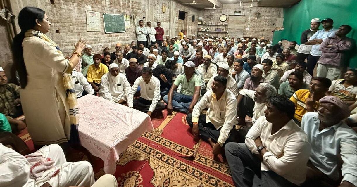 ಕುರಾನ್ ಸುಟ್ಟ ಪ್ರಕರಣ : ಸಂತಿಬಸ್ತವಾಡದಲ್ಲಿ ಶಾಂತಿ ಸಭೆ ನಡೆಸಿದ ಸಚಿವೆ ಲಕ್ಷ್ಮೀ ಹೆಬ್ಬಾಳಕರ್