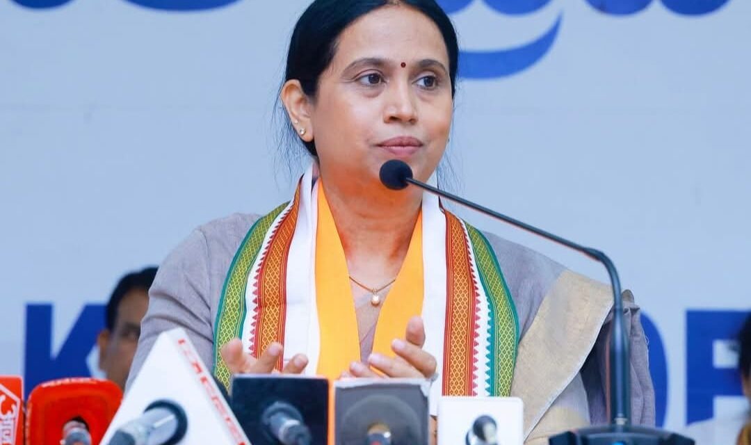 ಸಂಭ್ರಮಾಚರಣೆ ವೇಳೆ ಮೃತಪಟ್ಟವರಿಗೆ ಆರ್ಸಿಬಿ, ಕೆಎಸ್ಸಿಎ ಒಂದು ಕೋಟಿ ಪರಿಹಾರ ನೀಡಲಿ: ಸಚಿವೆ ಲಕ್ಷ್ಮೀ ಹೆಬ್ಬಾಳಕರ್ ಆಗ್ರಹ