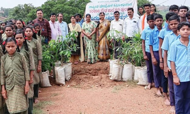 ತಾಯಿ ಹೆಸರಿನಲ್ಲಿ ಒಂದು ಗಿಡ ನೆಡೋಣ : ಗಳಗಿ ಹುಲಕೊಪ್ಪದ ವಿದ್ಯಾರ್ಥಿಗಳ ಸಂಕಲ್ಪ