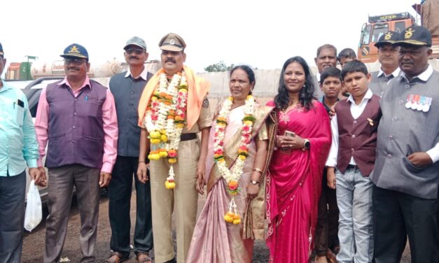 40 ವರ್ಷ ದೇಶ ಸೇವೆಯಿಂದ ನಿವೃತ್ತಿ ಹೊಂದಿದ ಯೋಧನಿಗೆ ಸ್ವಗ್ರಾಮದಲ್ಲಿ ಅದ್ದೂರಿ ಸ್ವಾಗತ