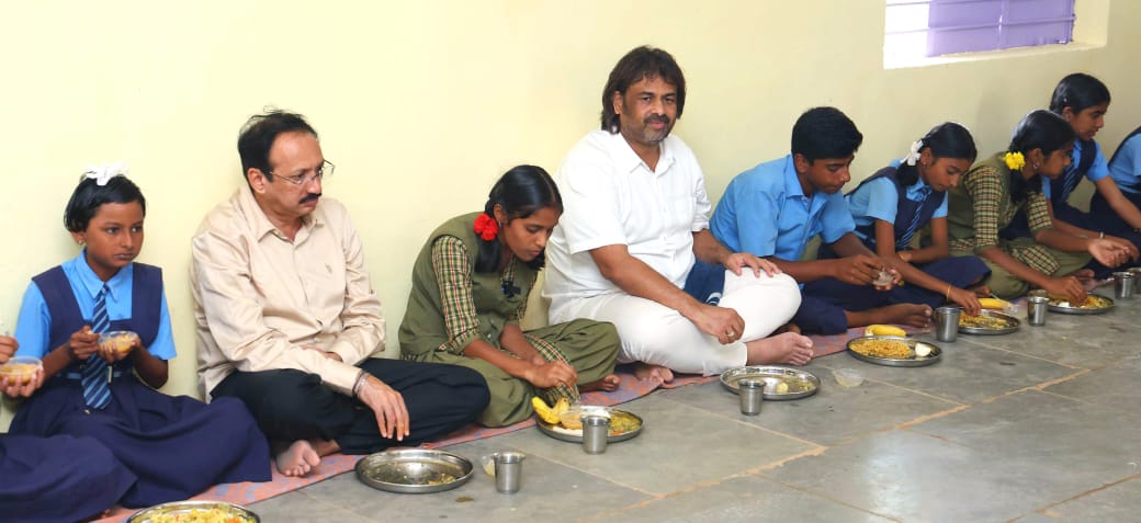 ಸರಕಾರಿ ಶಾಲೆ ಮಕ್ಕಳೊಂದಿಗೆ ಊಟ ಸವಿದ ಶಿಕ್ಷಣ ಸಚಿವ ಮಧು ಬಂಗಾರಪ್ಪ