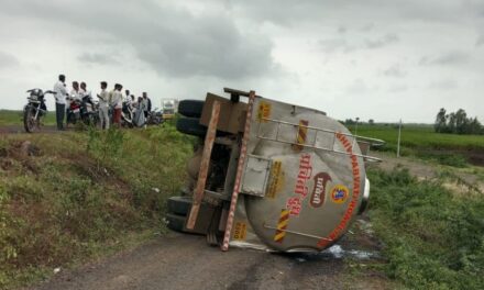 ಅಥಣಿ : ಹಾಲಿನ ವಾಹನ ಪಲ್ಟಿ : ಚಾಲಕ ಪಾರು 