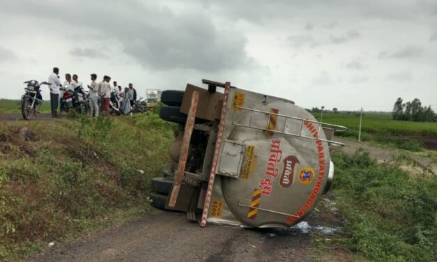 ಅಥಣಿ : ಹಾಲಿನ ವಾಹನ ಪಲ್ಟಿ : ಚಾಲಕ ಪಾರು 