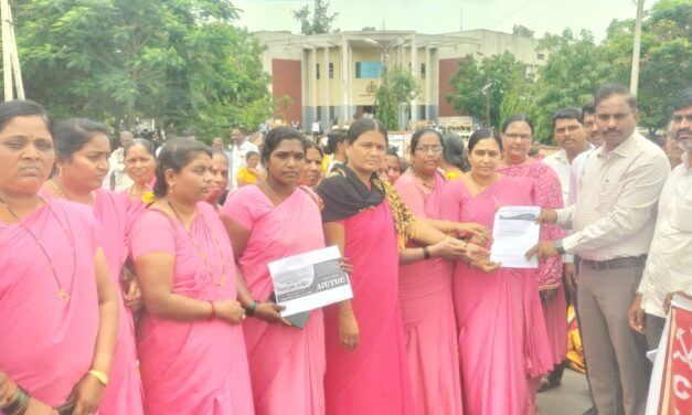 ಅಂಗನವಾಡಿ ಬಂದ್ ಮಾಡಿ  ವಿವಿಧ ಬೇಡಿಕೆಗಳಿಗೆ ಕಾರ್ಯಕರ್ತರ ಒತ್ತಾಯ  