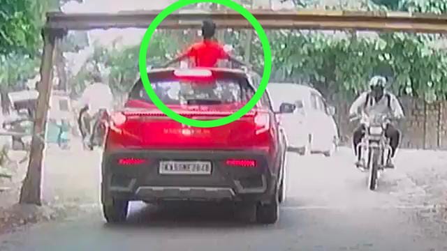 ಕಾರಿನ ಸನ್ ರೂಫ್ ಬಳಸುವರು ಎಚ್ಚರ ; ಬಾಲಕನ ತಲೆಗೆ ಬಡಿದ ಕಬ್ಬಿಣ ಬ್ಯಾರಿಯರ್..! Video