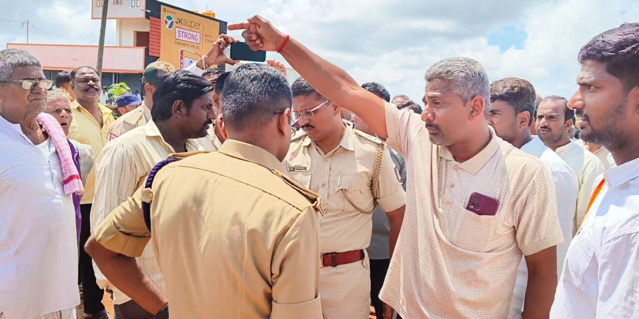 ಶಾಸಕರ ಬೆಂಬಲಿಗರಂತೆ ಪೊಲೀಸರ ವರ್ತನೆ ; ಕಿತ್ತೂರು ಠಾಣೆ ಪೊಲೀಸರ ನಡೆಗೆ ಆಕ್ರೋಶ