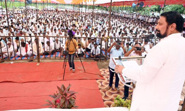 ಖಾಸಗಿ ಕಾರ್ಖಾನೆಗಳಿಂದ ತೂಕದಲ್ಲಿ ಮೋಸ ; ಗುಡುಗಿದ ಲಕ್ಷ್ಮಣ ಸವದಿ